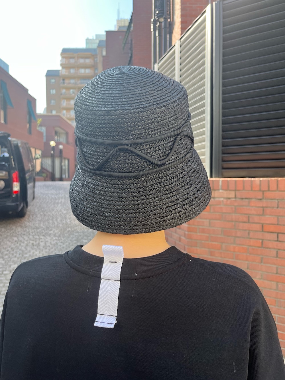 ブラック系のTシャツ/カットソー、ブラック系のその他パンツ、シルバー系のサンダルを着用したレディースの春コーディネートの8枚目の写真