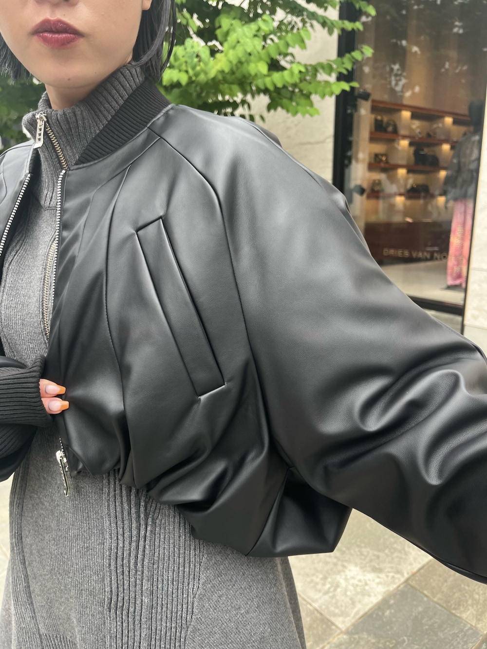 ブラック系のブルゾン、グレー系のニット/セーター、ブラック系のブーツを着用したレディースの秋コーディネートの8枚目の写真