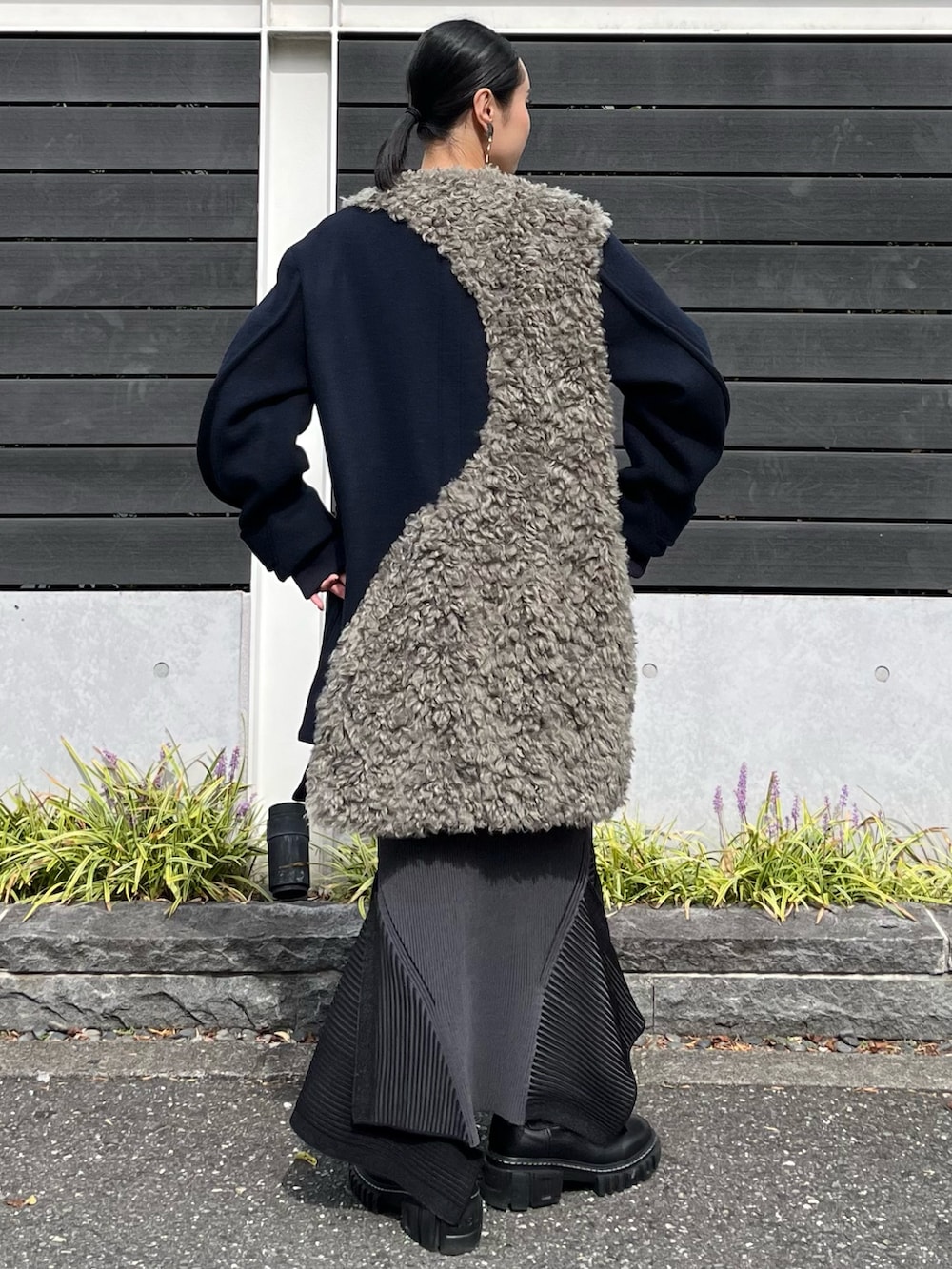 ブルー系のその他アウター、ブラック系のスカート、ブラック系のブーツを着用したレディースの秋コーディネートの4枚目の写真