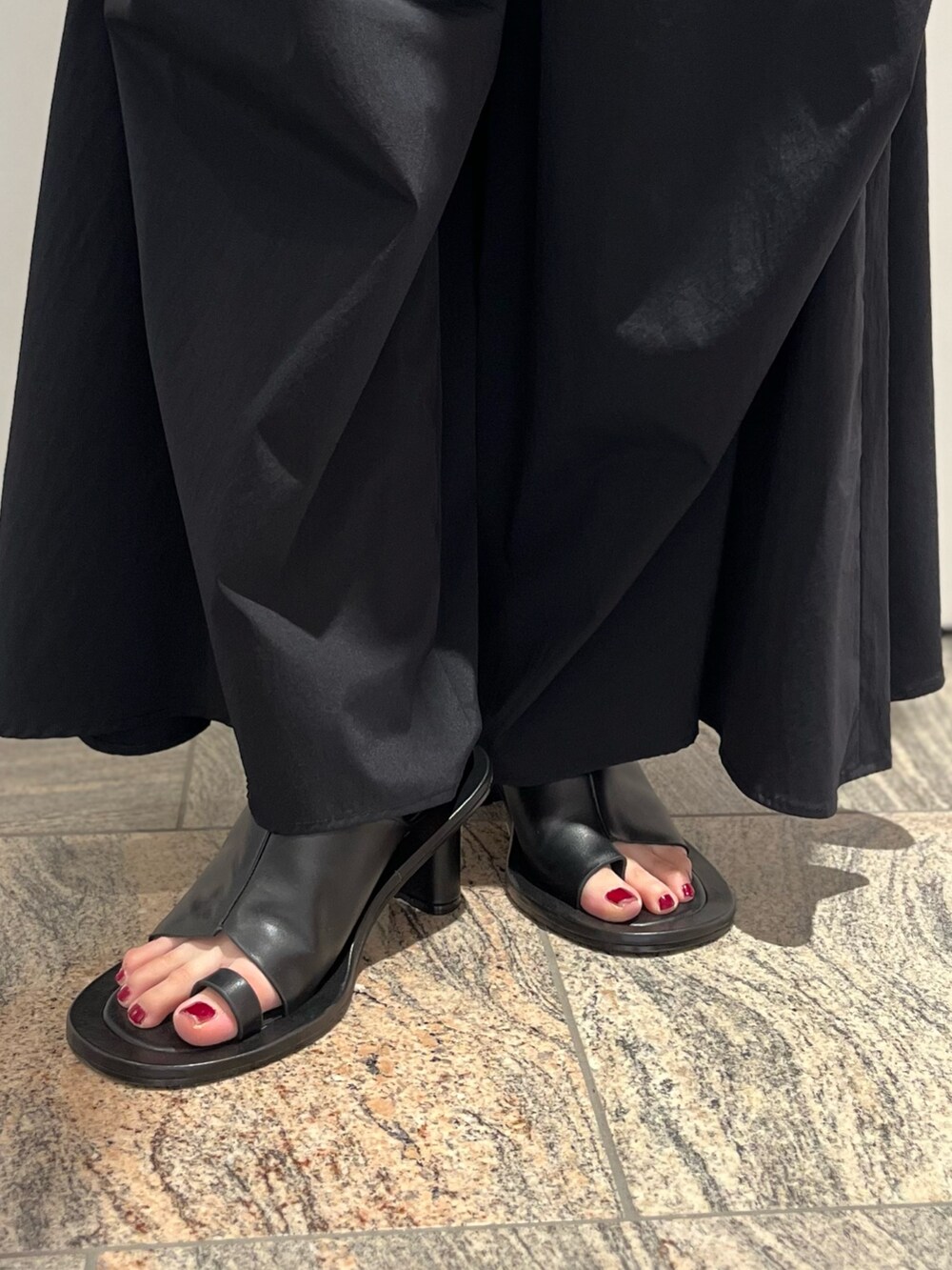 ブラック系のニット/セーター、ブラック系のシャツ/ブラウス、ブラック系のその他パンツを着用したレディースの春コーディネートの9枚目の写真