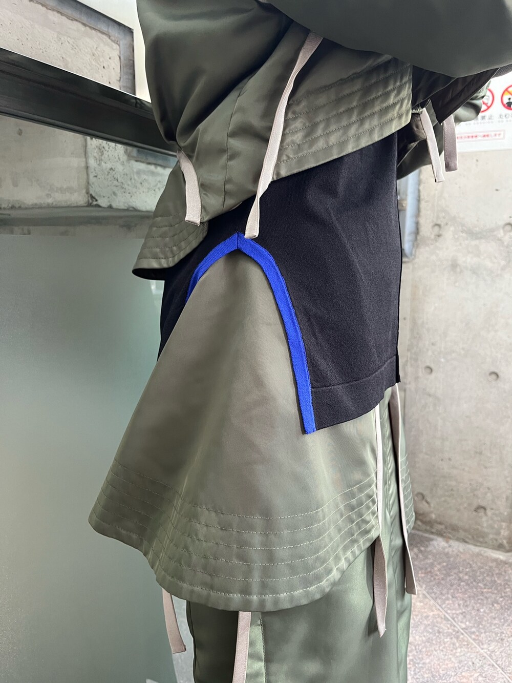 ベージュ系のMA-1、ベージュ系のスカート、ブラック系のニット/セーターを着用したレディースの秋コーディネートの7枚目の写真