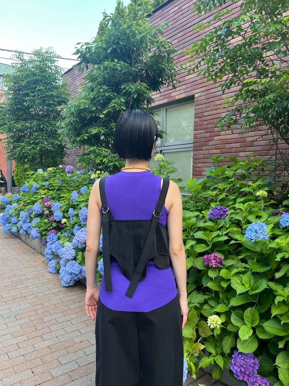 ブラック系のその他トップス、ブラック系のその他パンツ、ブラック系のサンダルを着用したレディースの夏コーディネートの6枚目の写真