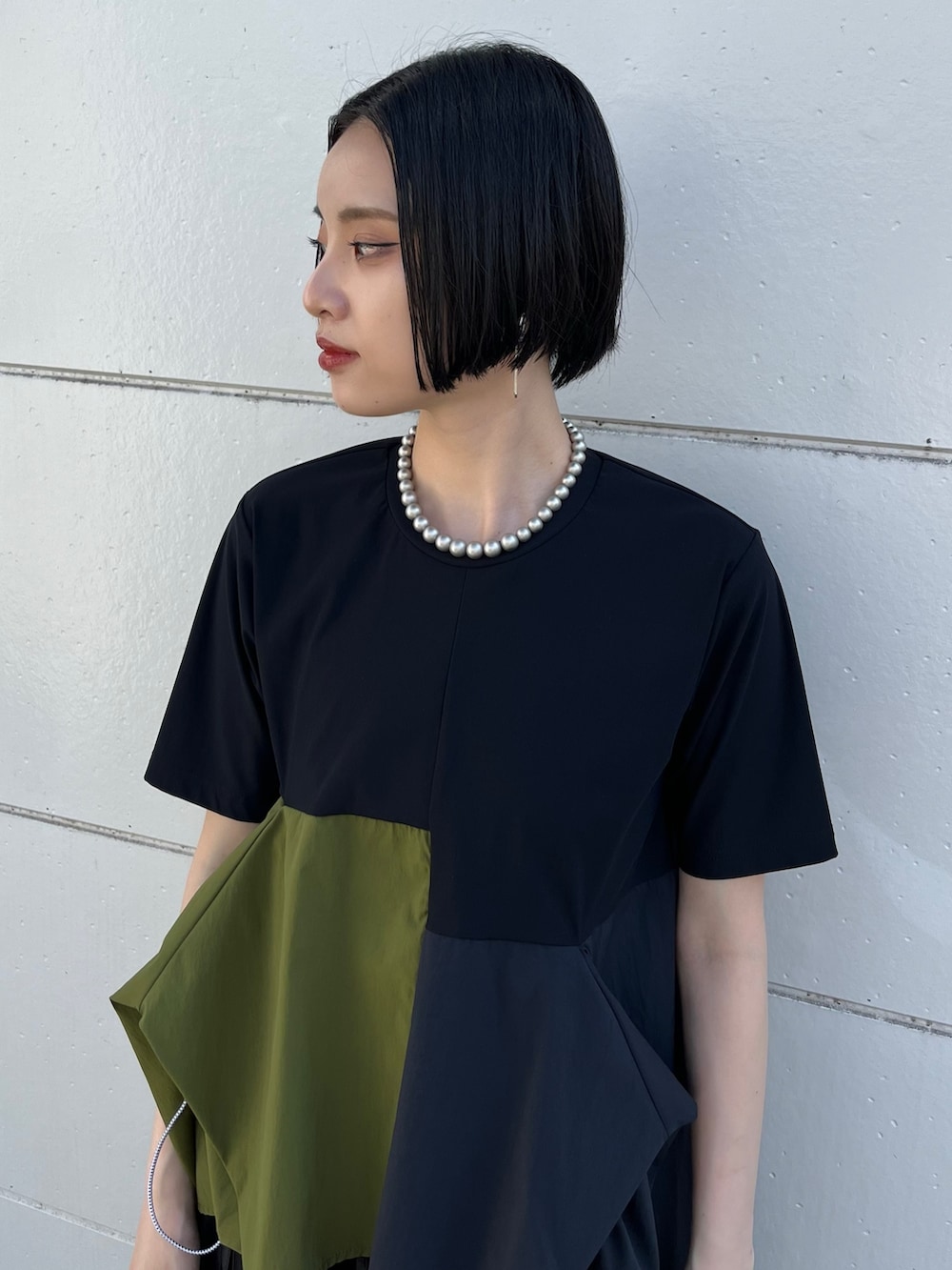 その他のサンダル、その他のTシャツ/カットソー、ブラック系のスカートを着用したレディースの夏コーディネートの5枚目の写真