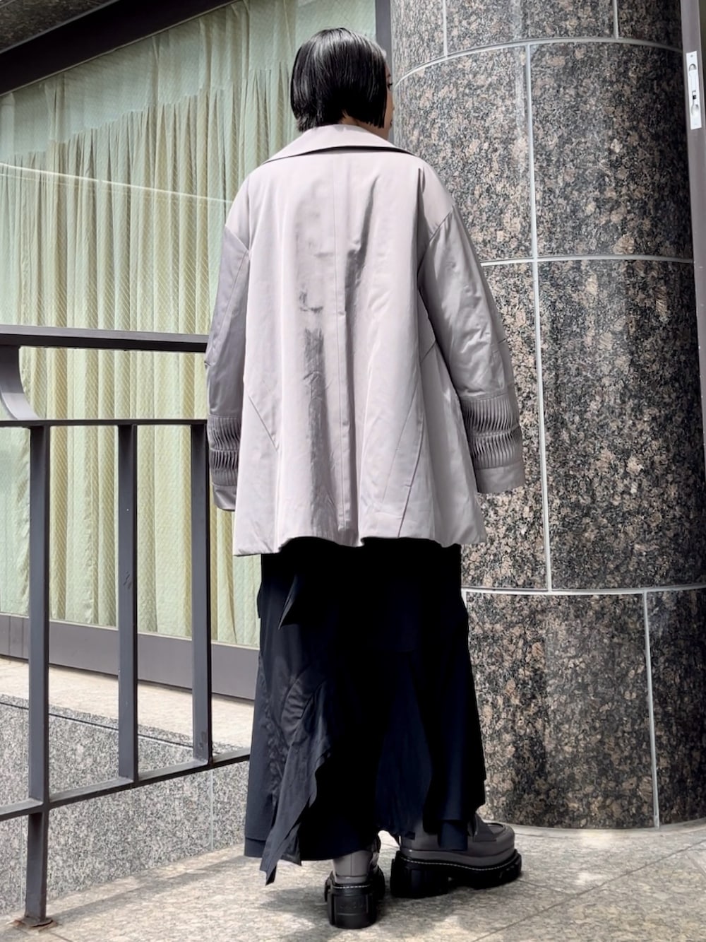 ブラック系のスカート、ブラック系のTシャツ/カットソー、グレー系のローファーを着用したレディースの夏コーディネートの5枚目の写真