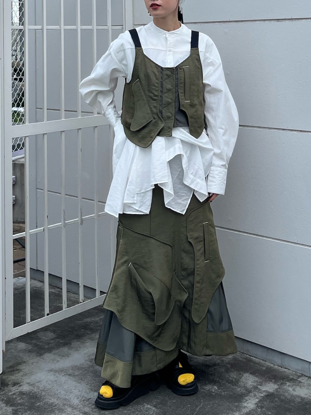 ホワイト系のシャツ/ブラウス、グリーン系のその他トップス、グリーン系のスカートを着用したレディースの秋コーディネートの2枚目の写真