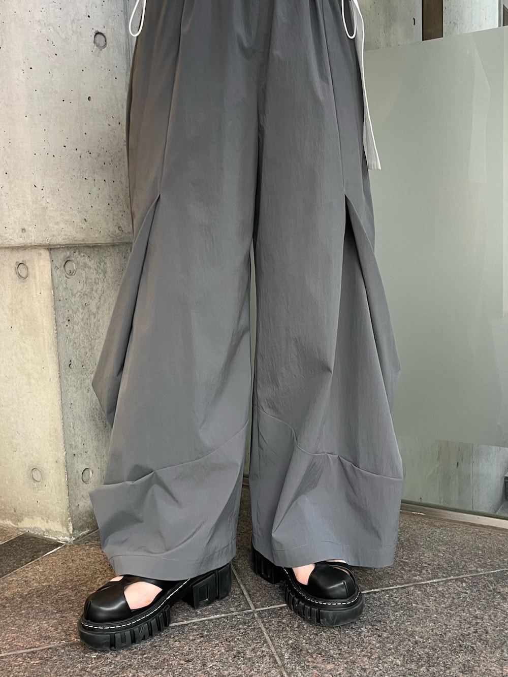 ブルー系のタンクトップ、ホワイト系のシャツ/ブラウス、グレー系のその他パンツを着用したレディースの冬コーディネートの9枚目の写真