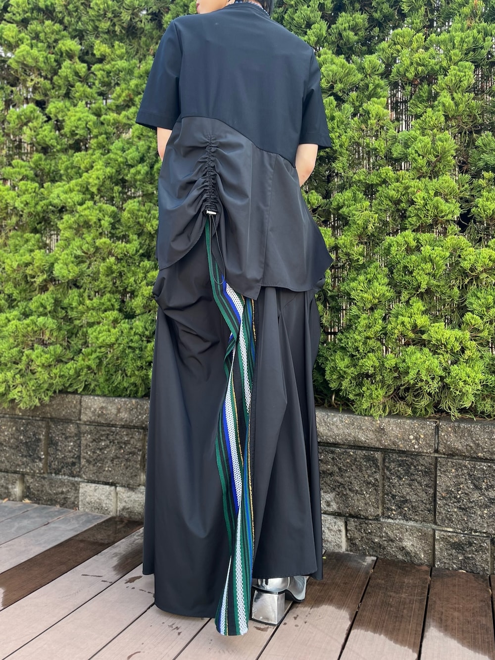 グリーン系のTシャツ/カットソー、グリーン系のスカート、シルバー系のブーツを着用したレディースの春コーディネートの9枚目の写真