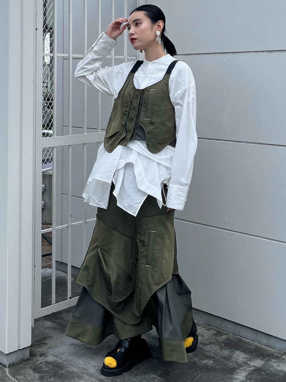 ホワイト系のシャツ/ブラウス、グリーン系のその他トップス、グリーン系のスカートを着用したレディースの秋コーディネートの6枚目の写真