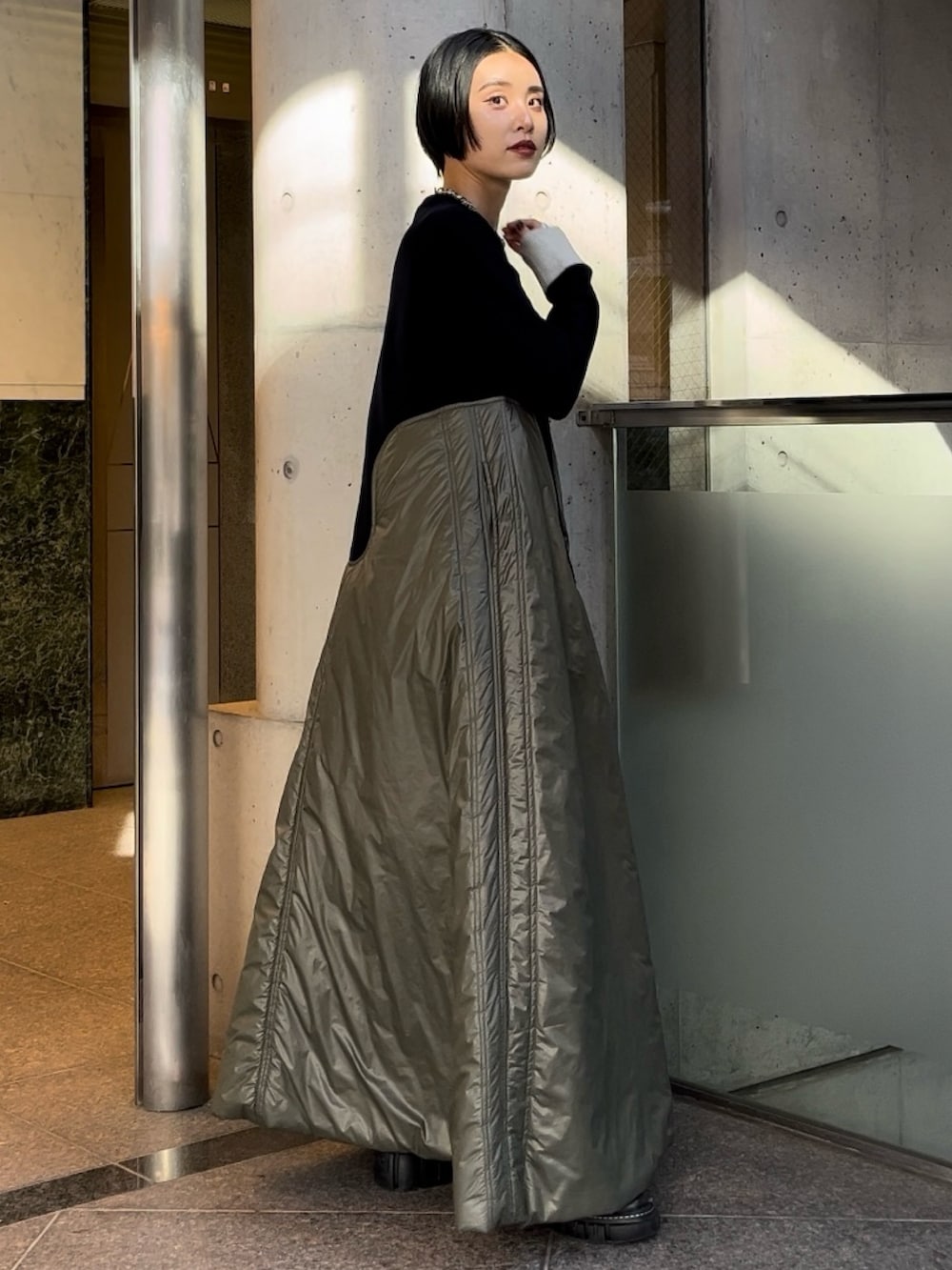 ベージュ系のワンピース、ブラック系のブーツ、シルバー系のネックレスを着用したレディースの秋コーディネートの4枚目の写真