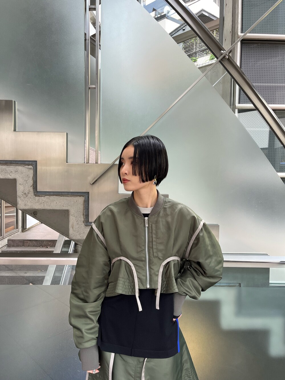 ベージュ系のMA-1、ベージュ系のスカート、ブラック系のニット/セーターを着用したレディースの秋コーディネートの5枚目の写真