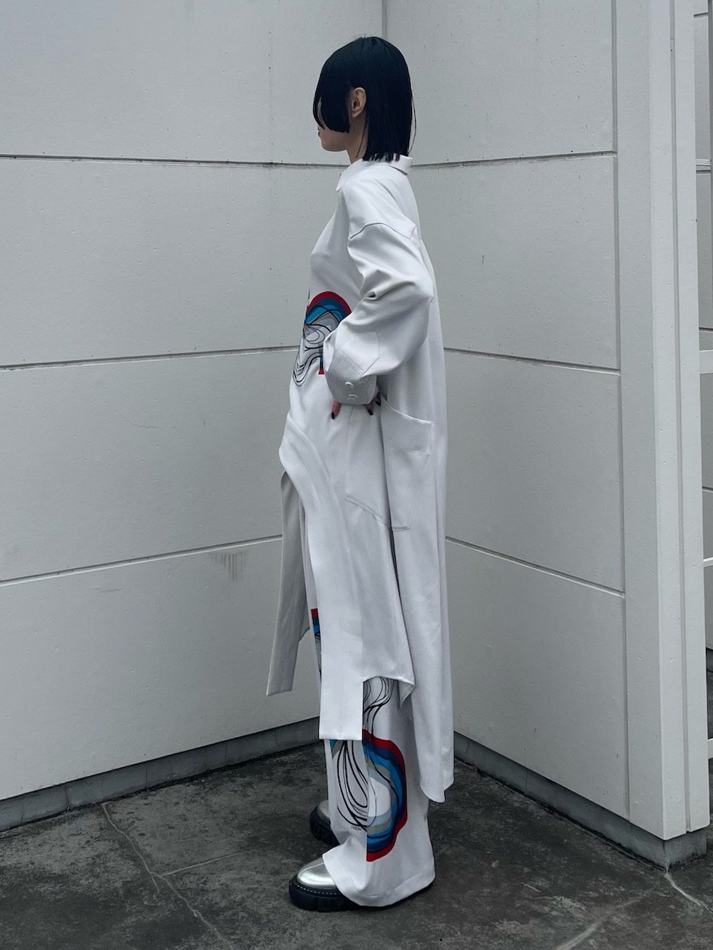 ホワイト系のシャツ/ブラウス、ホワイト系のその他パンツ、シルバー系のブーツを着用したレディースの冬コーディネートの4枚目の写真