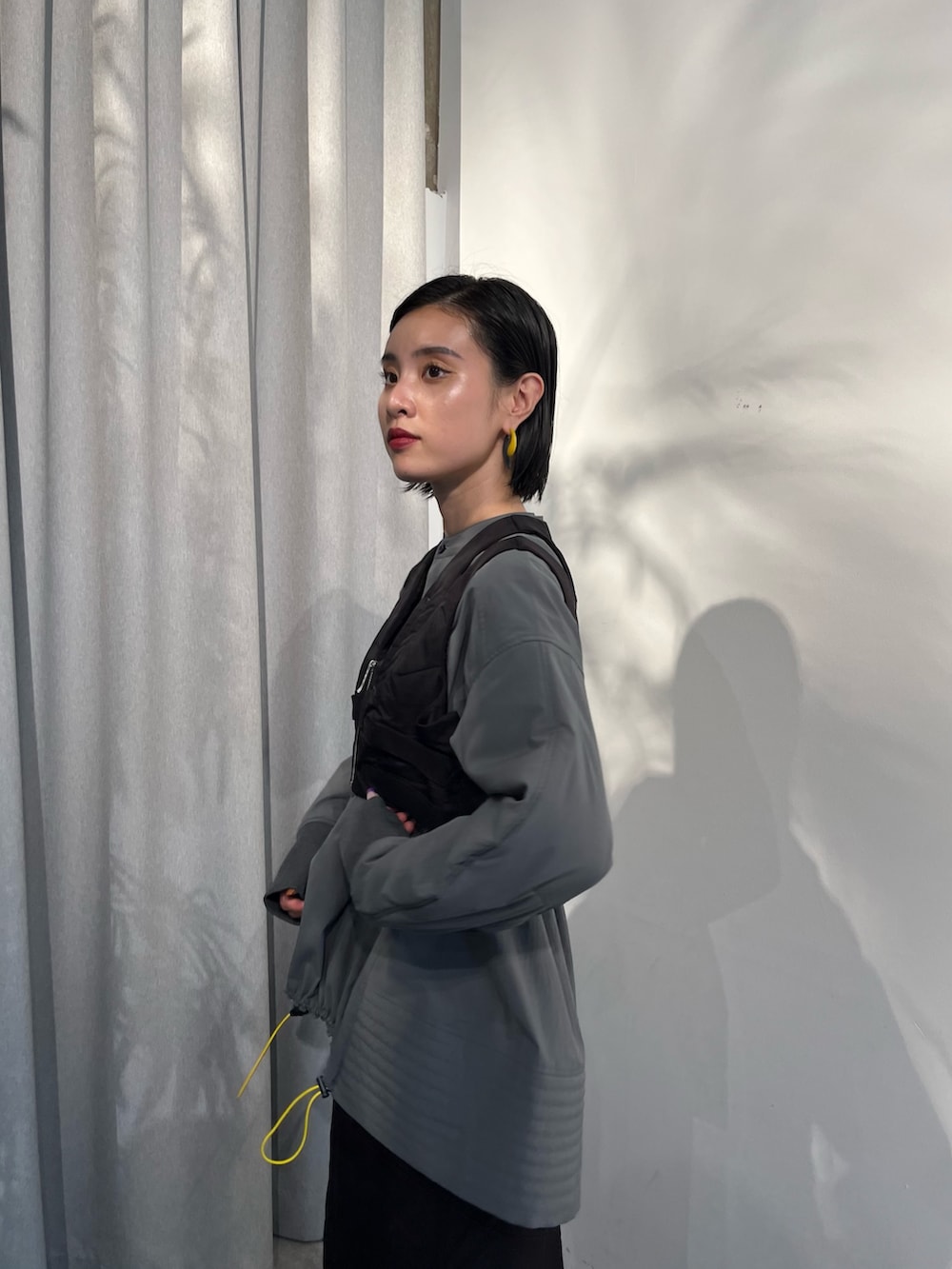 グレー系のシャツ/ブラウス、ブラック系のその他トップス、ブラック系のスカートを着用したレディースの夏コーディネートの6枚目の写真