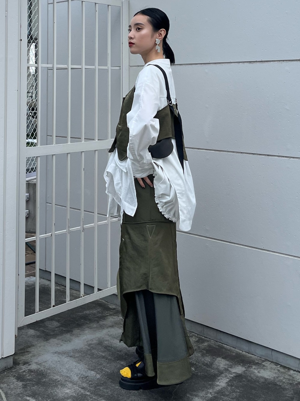 ホワイト系のシャツ/ブラウス、グリーン系のその他トップス、グリーン系のスカートを着用したレディースの秋コーディネートの4枚目の写真