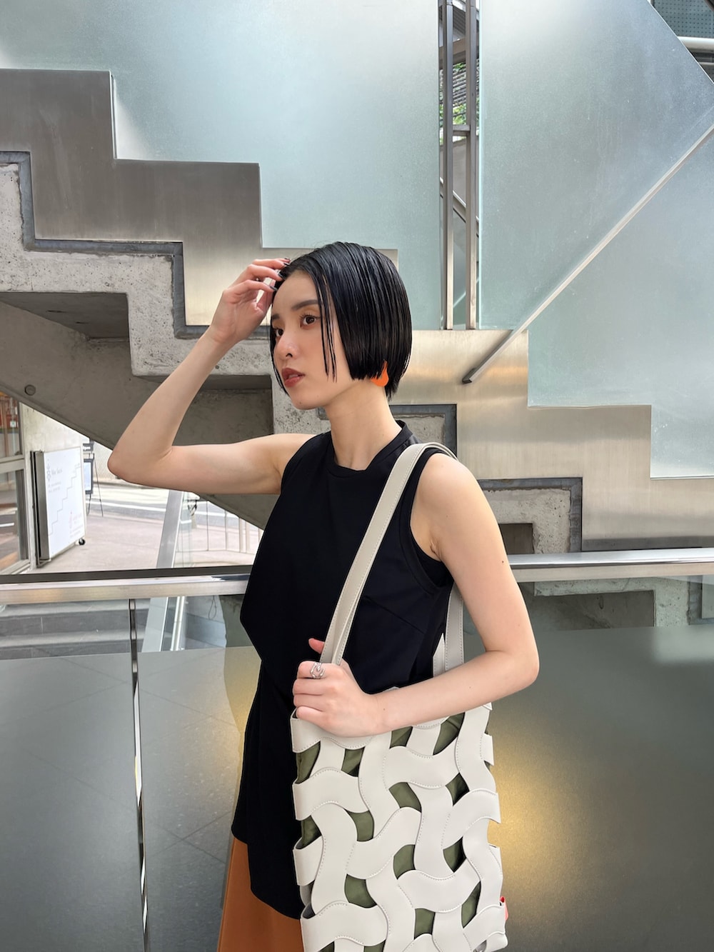 ベージュ系のトートバッグ、ブラック系のTシャツ/カットソー、イエロー系のその他パンツを着用したレディースの春コーディネートの5枚目の写真