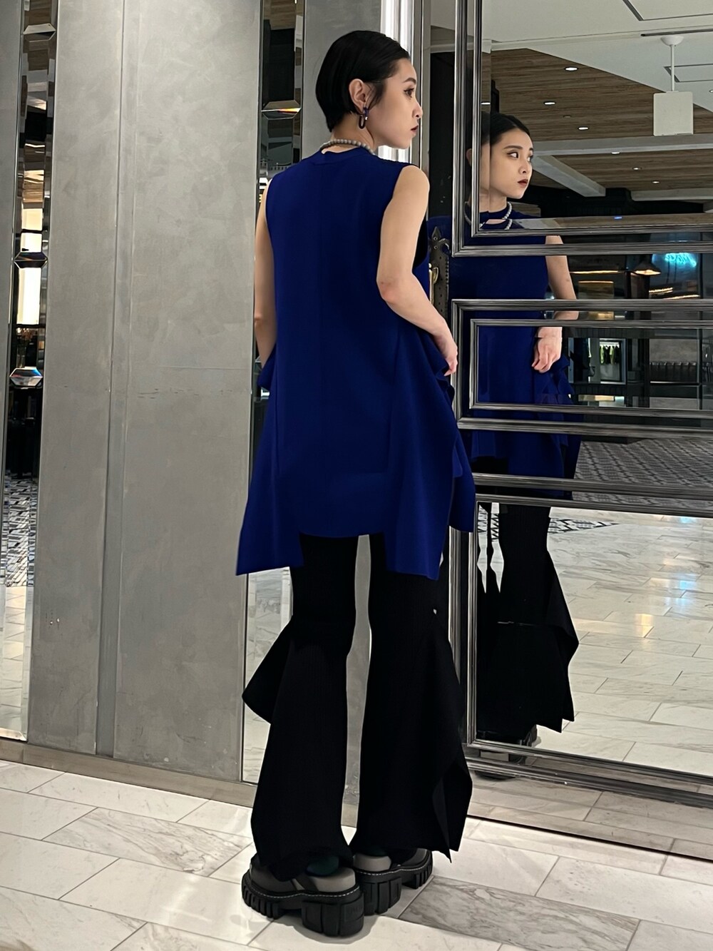 ブルー系のニット/セーター、ブラック系のその他パンツ、その他のサンダルを着用したレディースの春コーディネートの5枚目の写真