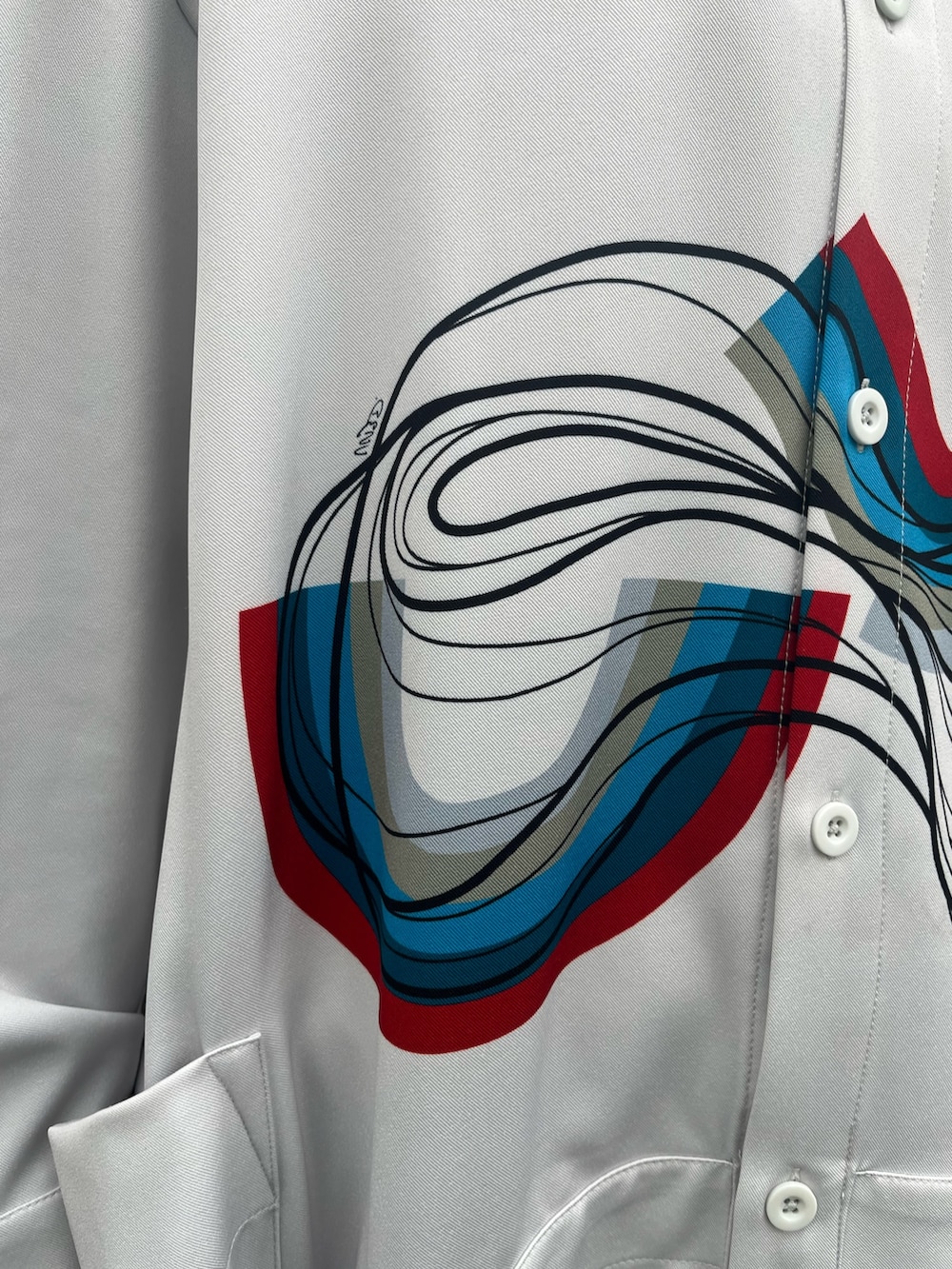 ホワイト系のシャツ/ブラウス、ホワイト系のその他パンツ、シルバー系のブーツを着用したレディースの冬コーディネートの7枚目の写真