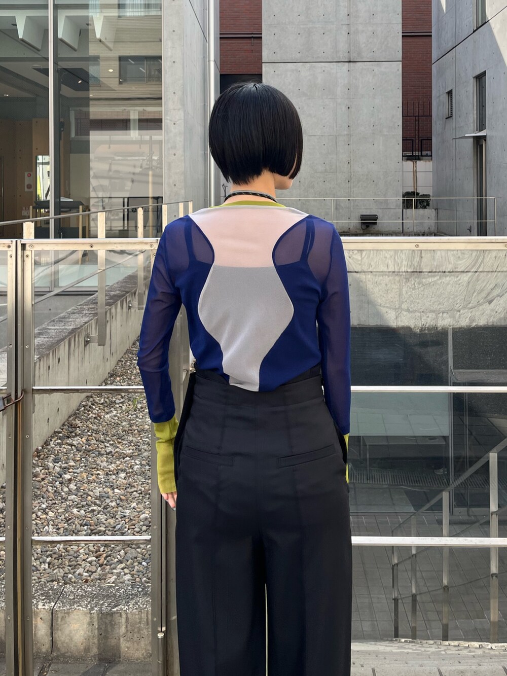 ブルー系のTシャツ/カットソー、ブラック系のその他パンツ、ベージュ系のブーツを着用したレディースの春コーディネートの5枚目の写真