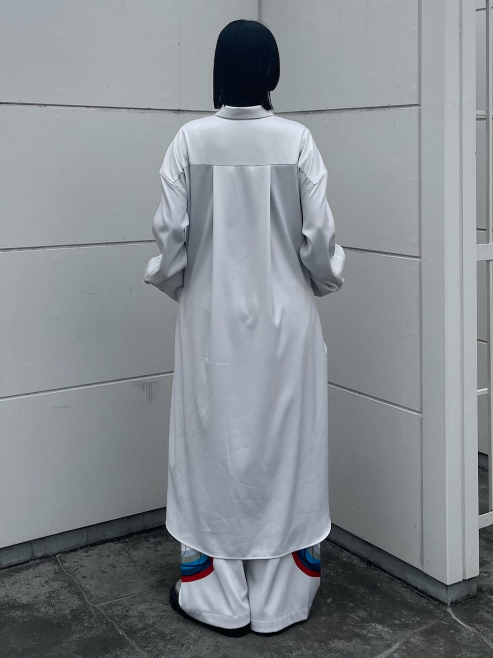 ホワイト系のシャツ/ブラウス、ホワイト系のその他パンツ、シルバー系のブーツを着用したレディースの冬コーディネートの5枚目の写真