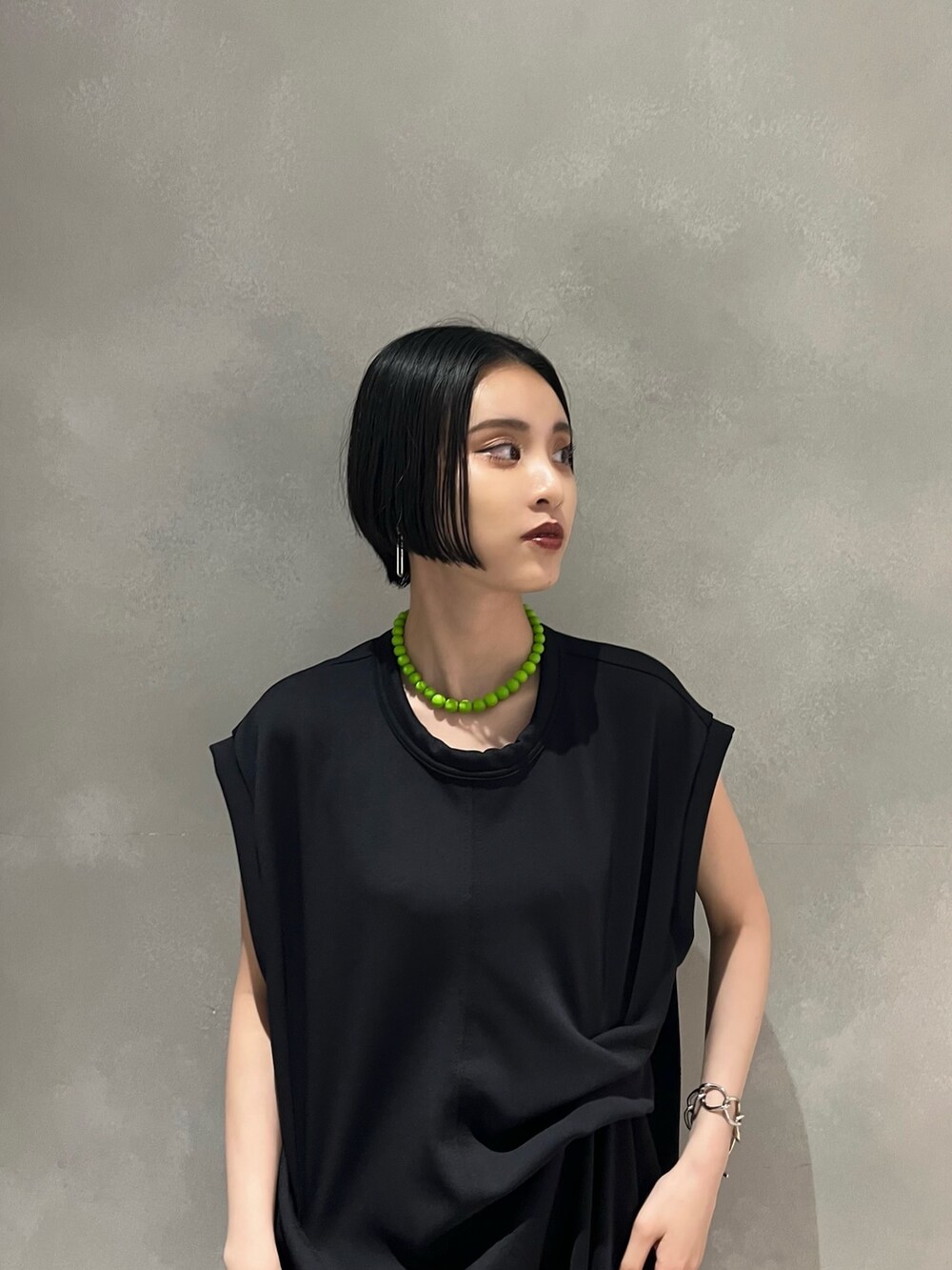 ブラック系のワンピース、ブラック系のサンダル、イエロー系のトートバッグを着用したレディースの夏コーディネートの9枚目の写真