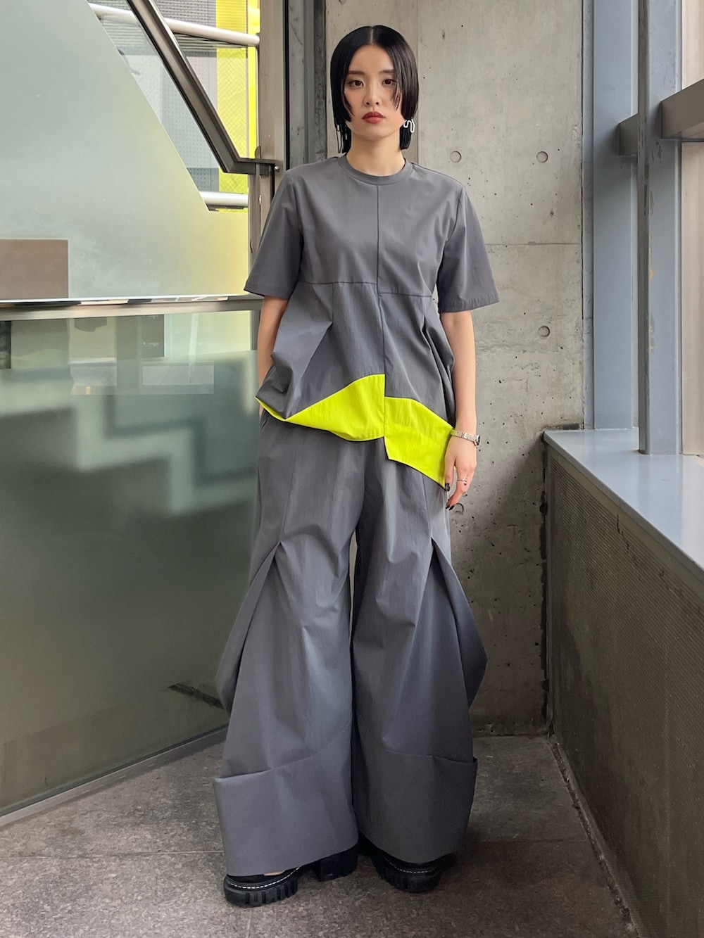 ブラック系のサンダル、グレー系のTシャツ/カットソー、グレー系のその他パンツを着用したレディースの冬コーディネートの2枚目の写真