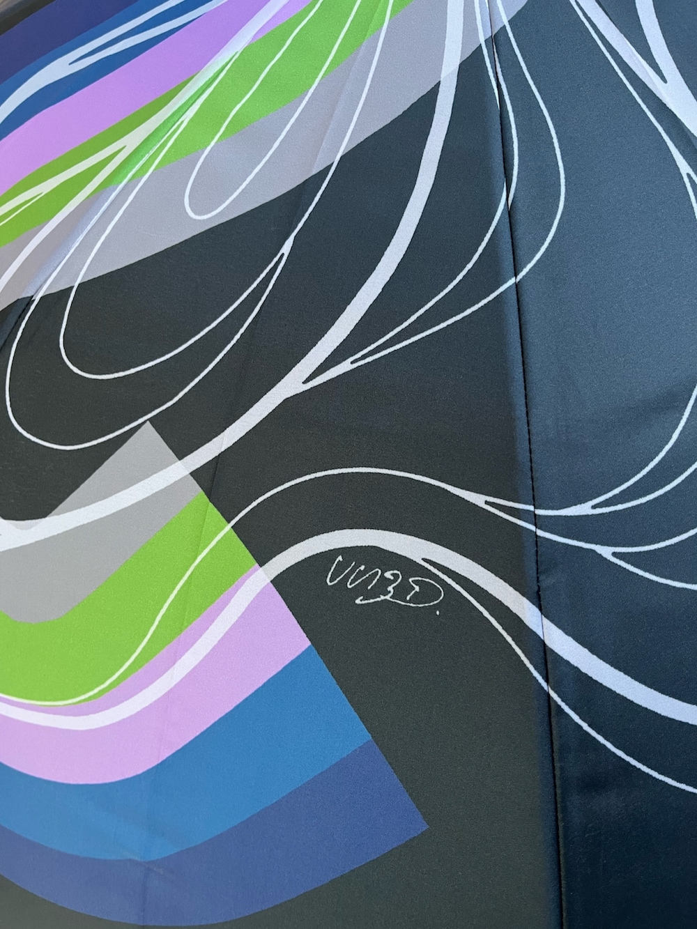 ブラック系のTシャツ/カットソー、ブラック系の長傘、ブラック系のイヤリングを着用したレディースの春コーディネートの7枚目の写真