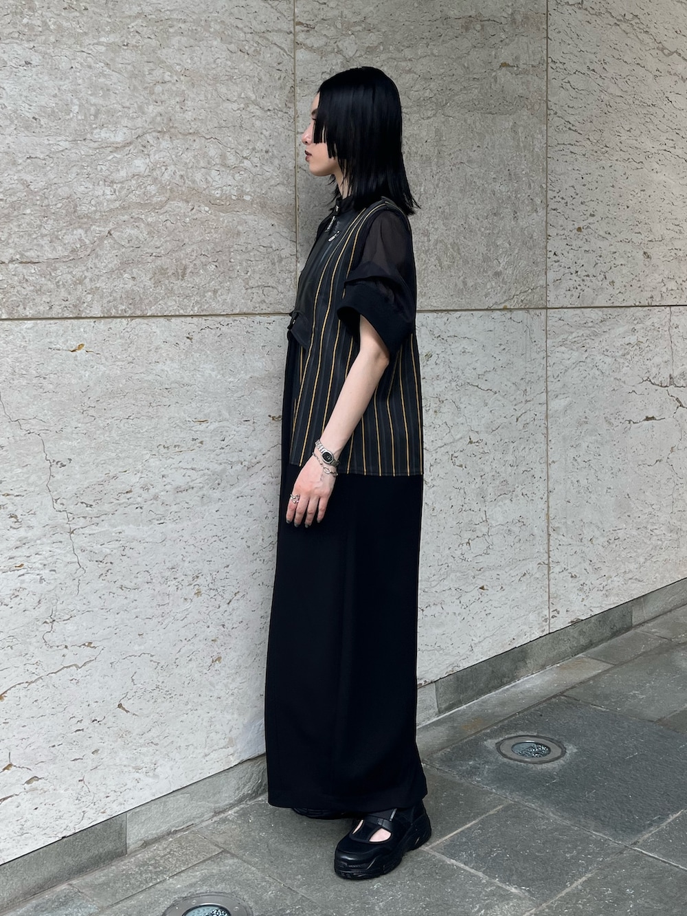 ブラック系のワンピース、ブラック系のスニーカーを着用したレディースの夏コーディネートの3枚目の写真