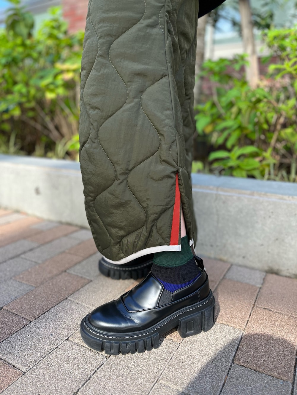 その他のスウェット、その他のスカート、ブラック系のローファーを着用したレディースの秋コーディネートの6枚目の写真