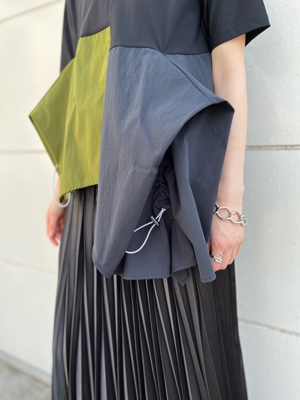 その他のサンダル、その他のTシャツ/カットソー、ブラック系のスカートを着用したレディースの夏コーディネートの7枚目の写真