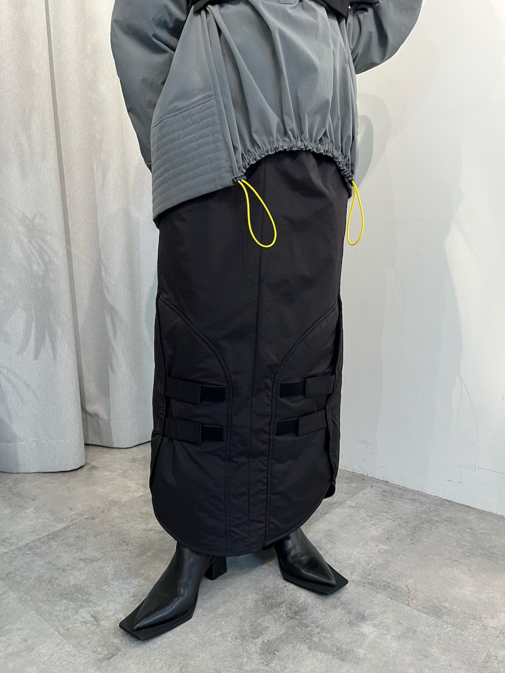 グレー系のシャツ/ブラウス、ブラック系のその他トップス、ブラック系のスカートを着用したレディースの夏コーディネートの9枚目の写真