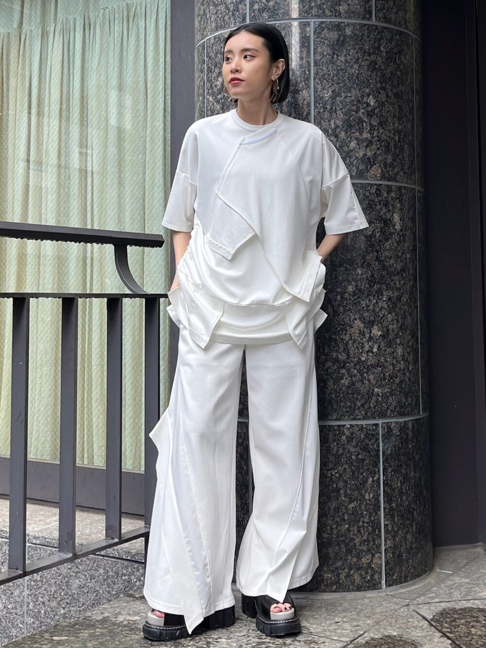 ホワイト系のTシャツ/カットソー、ホワイト系のその他パンツ、その他のサンダルを着用したレディースの春コーディネートの2枚目の写真