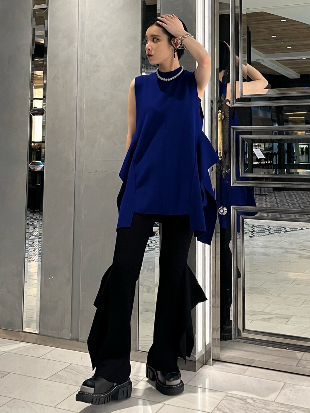 ブルー系のニット/セーター、ブラック系のその他パンツ、その他のサンダルを着用したレディースの春コーディネートの6枚目の写真