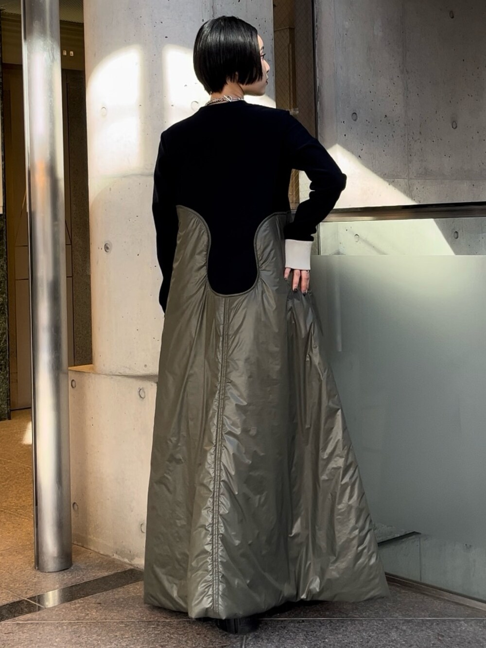 ベージュ系のワンピース、ブラック系のブーツ、シルバー系のネックレスを着用したレディースの秋コーディネートの5枚目の写真