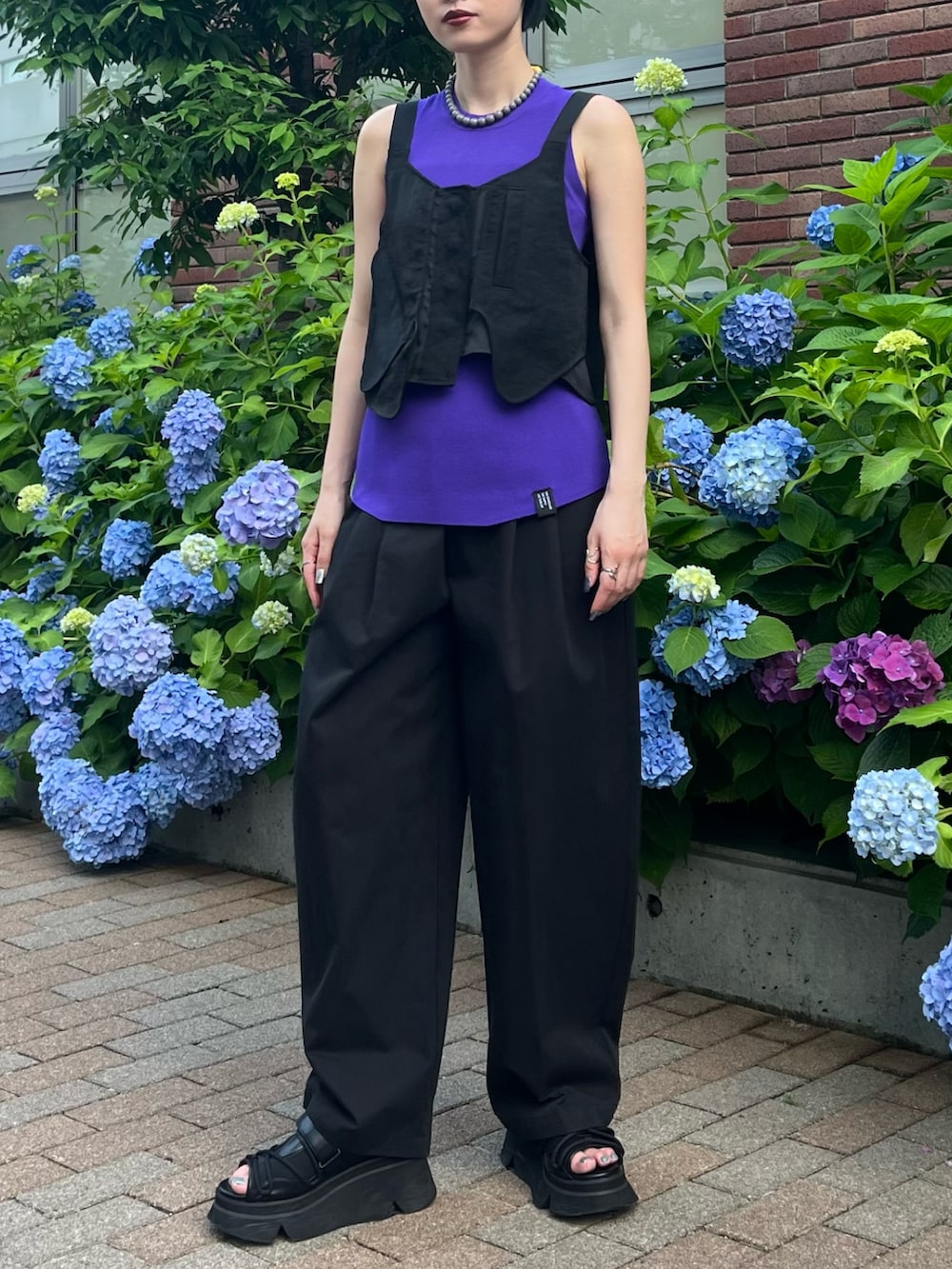 ブラック系のその他トップス、ブラック系のその他パンツ、ブラック系のサンダルを着用したレディースの夏コーディネートの4枚目の写真