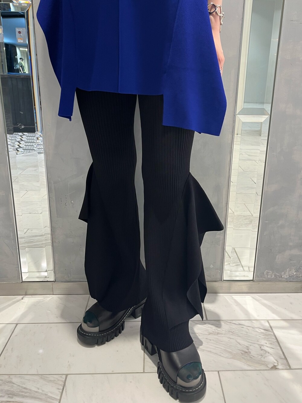 ブルー系のニット/セーター、ブラック系のその他パンツ、その他のサンダルを着用したレディースの春コーディネートの9枚目の写真