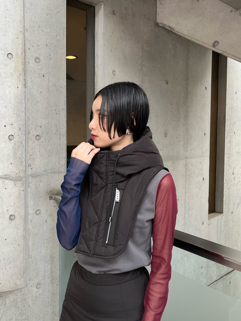 グレー系のTシャツ/カットソー、ブラック系のスカート、ブラック系のブーツを着用したレディースの夏コーディネートの5枚目の写真