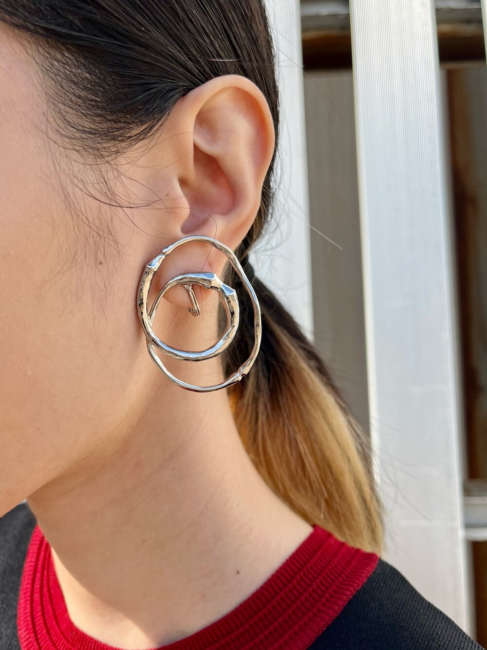 その他のワンピース、シルバー系のブーツ、ブラック系のショルダーバッグを着用したレディースの冬コーディネートの10枚目の写真