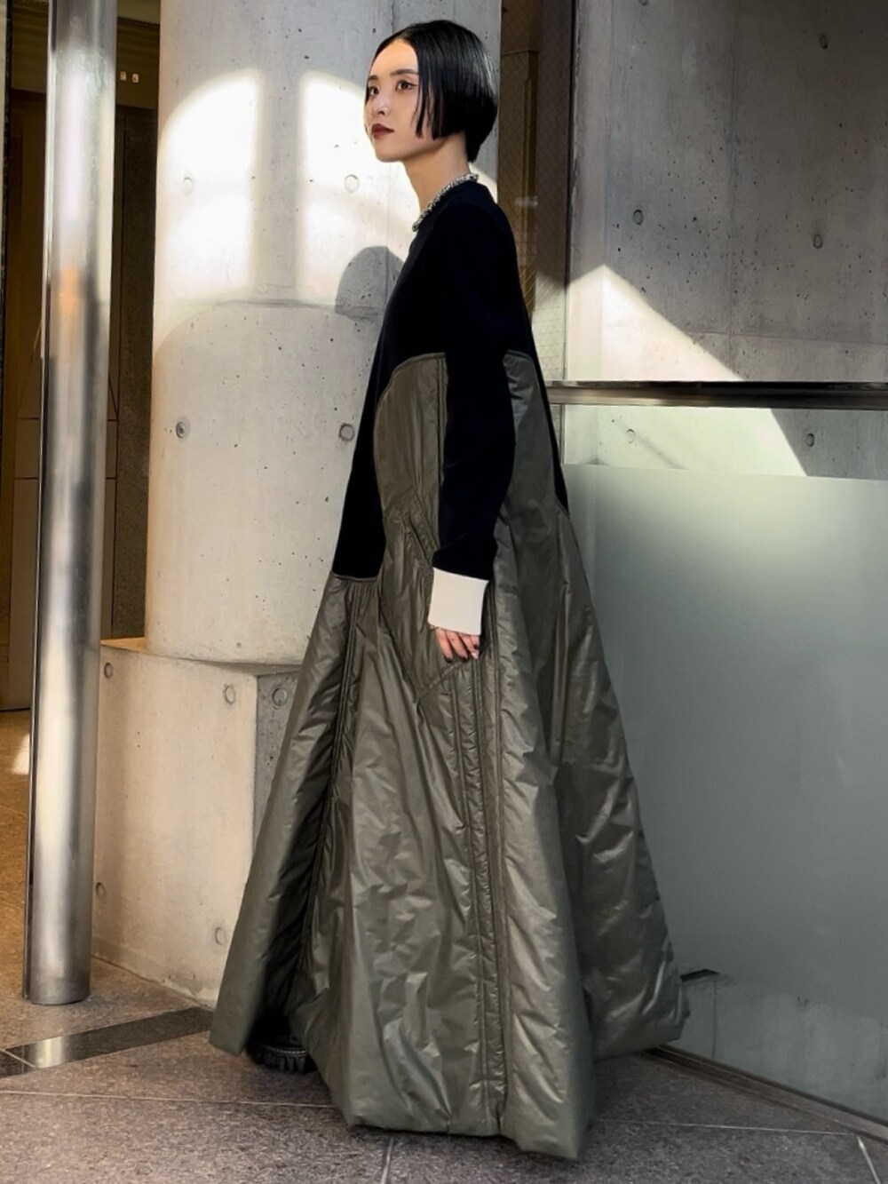 ベージュ系のワンピース、ブラック系のブーツ、シルバー系のネックレスを着用したレディースの秋コーディネートの6枚目の写真