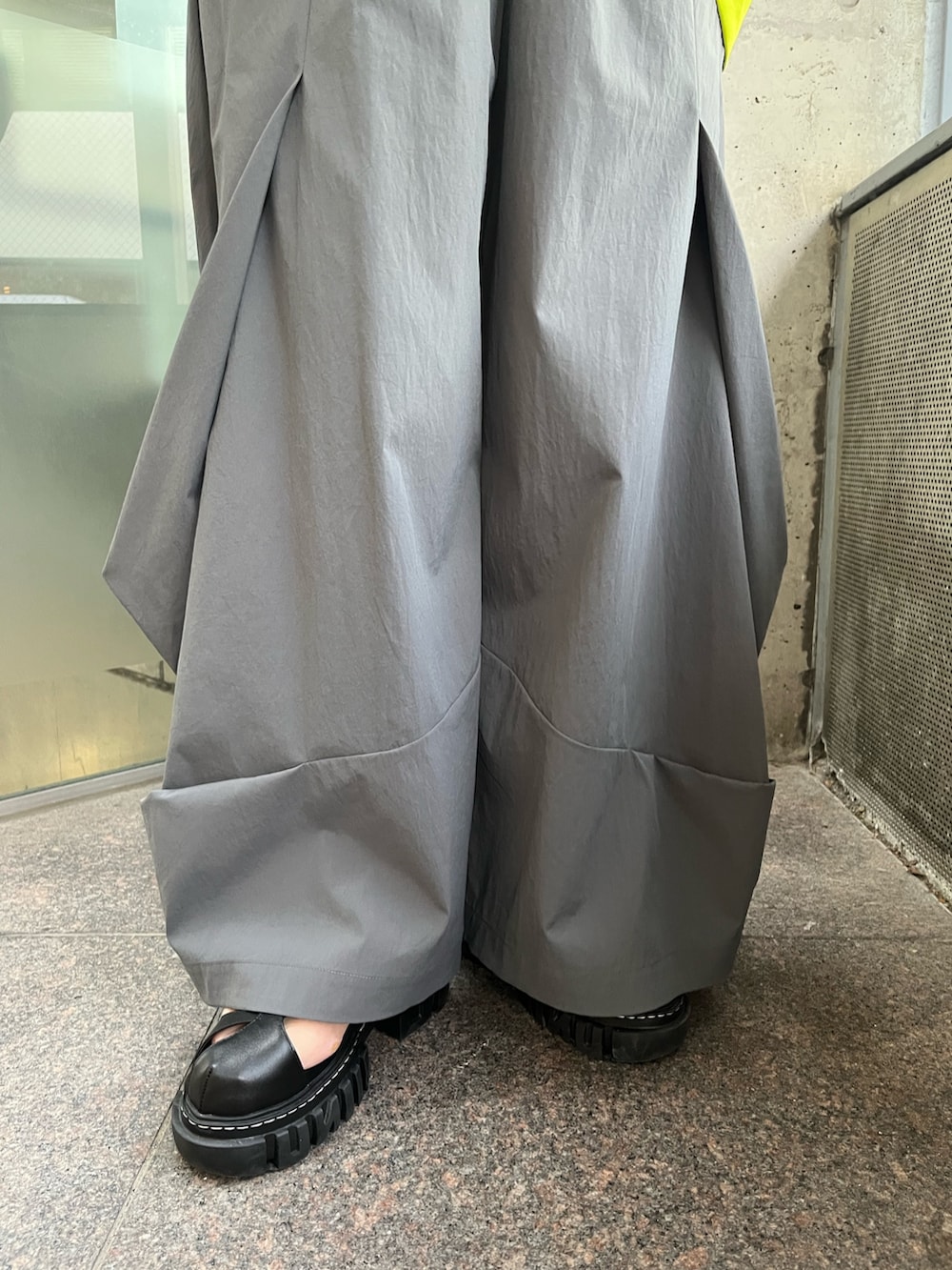 ブラック系のサンダル、グレー系のTシャツ/カットソー、グレー系のその他パンツを着用したレディースの冬コーディネートの7枚目の写真