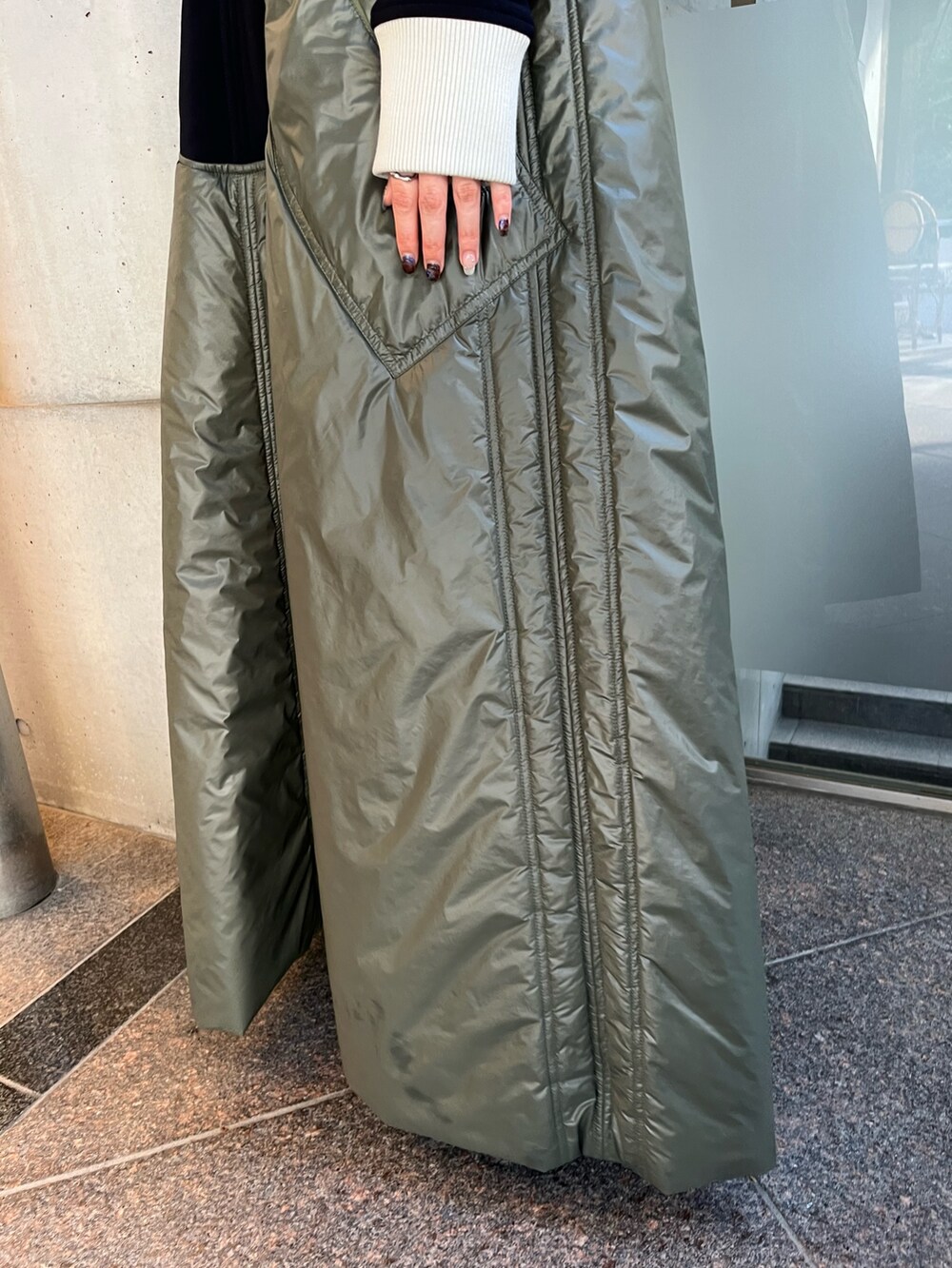 ベージュ系のワンピース、ブラック系のブーツ、シルバー系のネックレスを着用したレディースの秋コーディネートの10枚目の写真