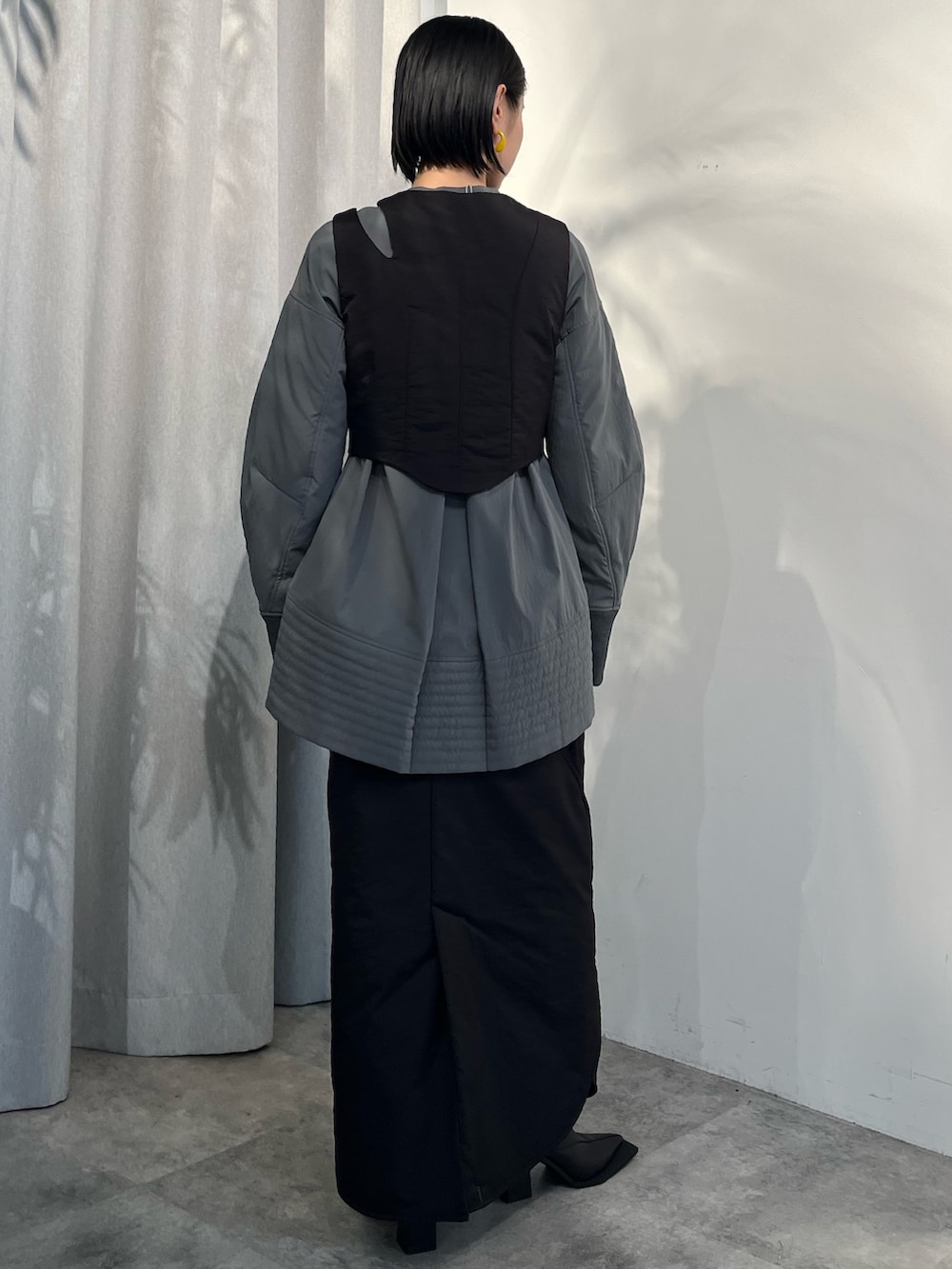 グレー系のシャツ/ブラウス、ブラック系のその他トップス、ブラック系のスカートを着用したレディースの夏コーディネートの3枚目の写真