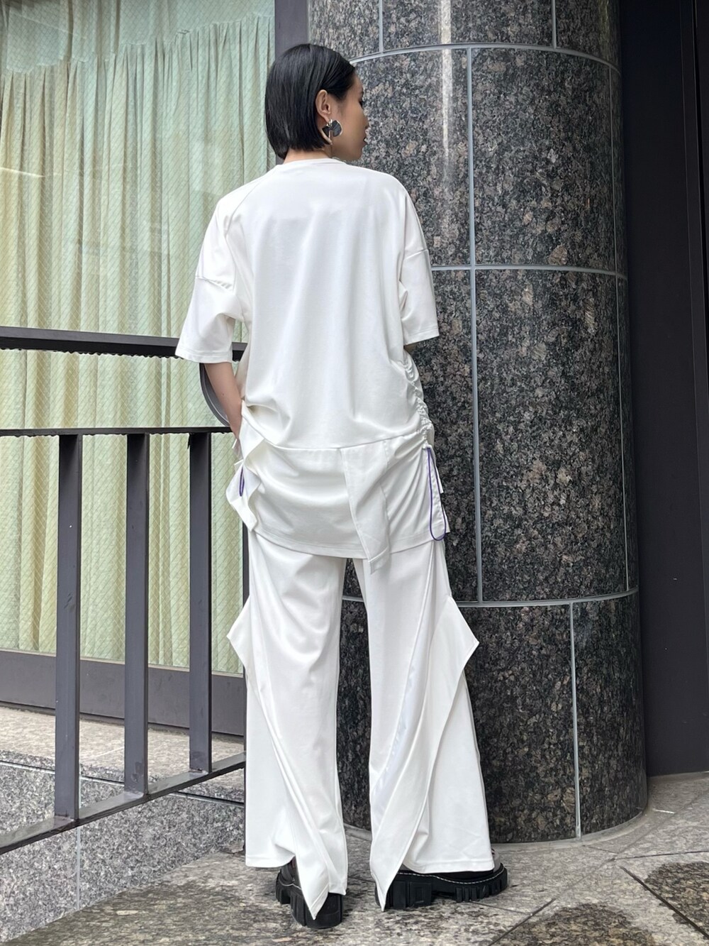 ホワイト系のTシャツ/カットソー、ホワイト系のその他パンツ、その他のサンダルを着用したレディースの春コーディネートの5枚目の写真