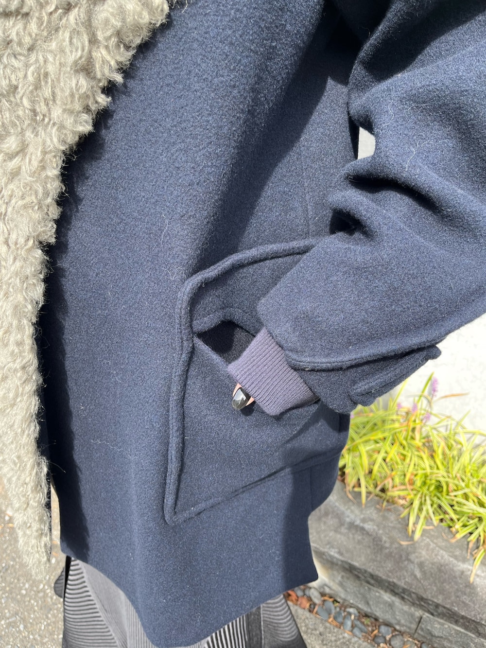 ブルー系のその他アウター、ブラック系のスカート、ブラック系のブーツを着用したレディースの秋コーディネートの8枚目の写真