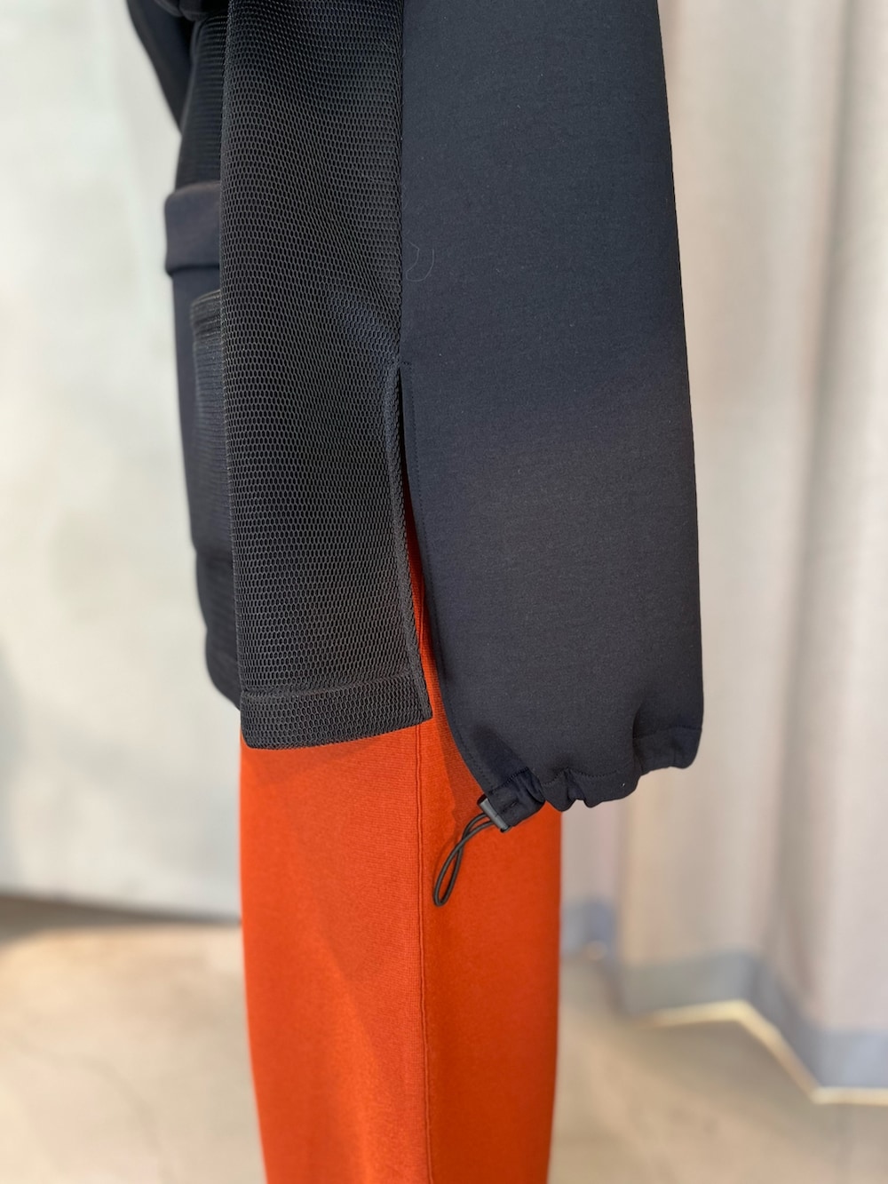 ブラック系のスウェット、オレンジ系のその他パンツ、ブラック系のブーツを着用したレディースの秋コーディネートの7枚目の写真