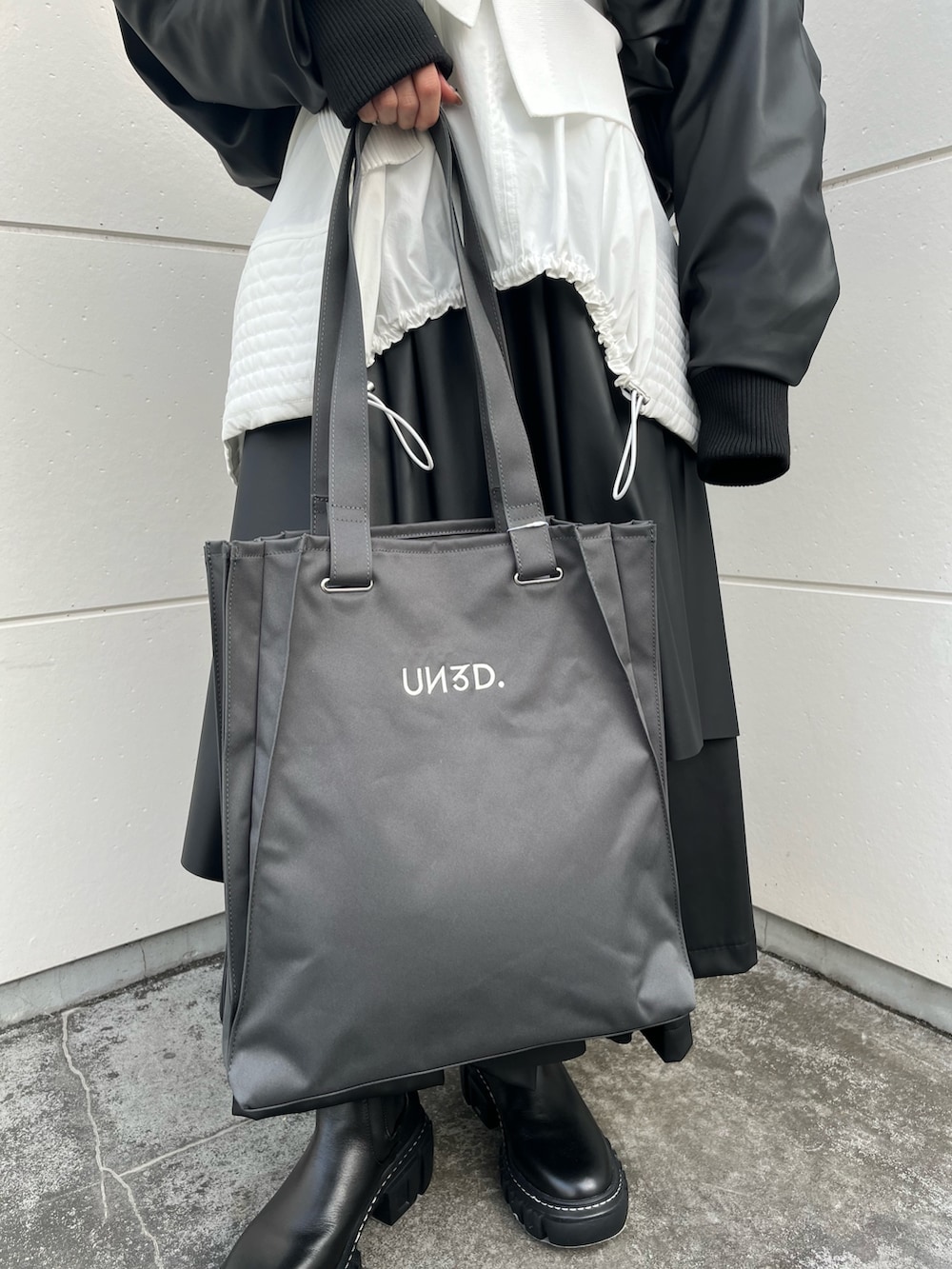 ブラック系のブーツ、ホワイト系のニット/セーター、ホワイト系のシャツ/ブラウスを着用したレディースの秋コーディネートの9枚目の写真