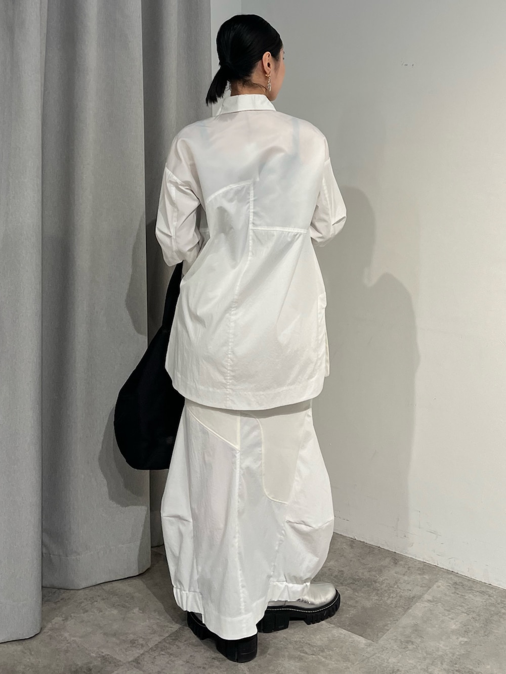 ホワイト系のシャツ/ブラウス、ホワイト系のスカート、シルバー系のブーツを着用したレディースの冬コーディネートの4枚目の写真