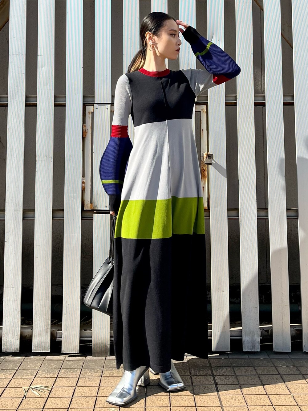 その他のワンピース、シルバー系のブーツ、ブラック系のショルダーバッグを着用したレディースの冬コーディネートの5枚目の写真