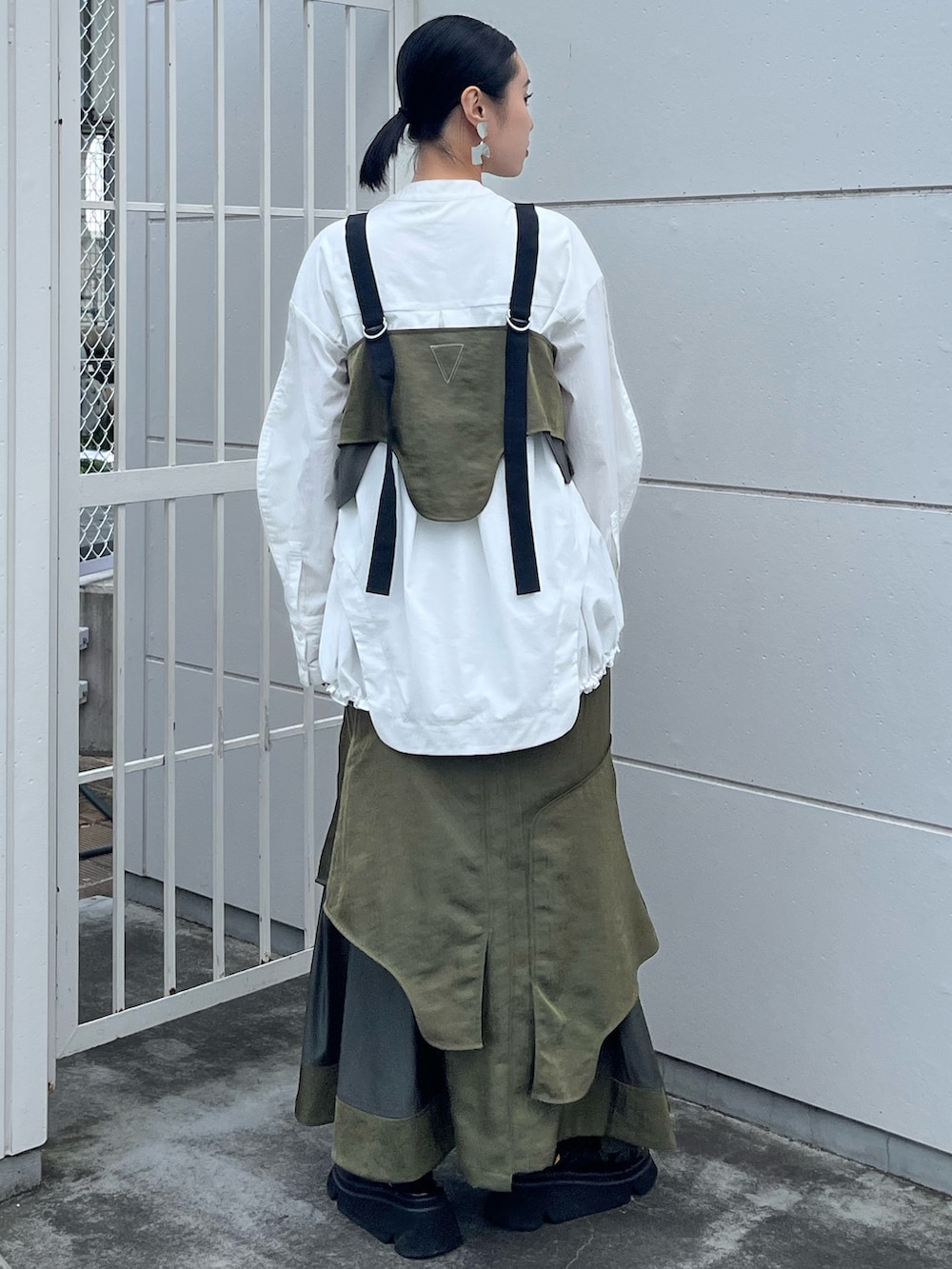 ホワイト系のシャツ/ブラウス、グリーン系のその他トップス、グリーン系のスカートを着用したレディースの秋コーディネートの5枚目の写真