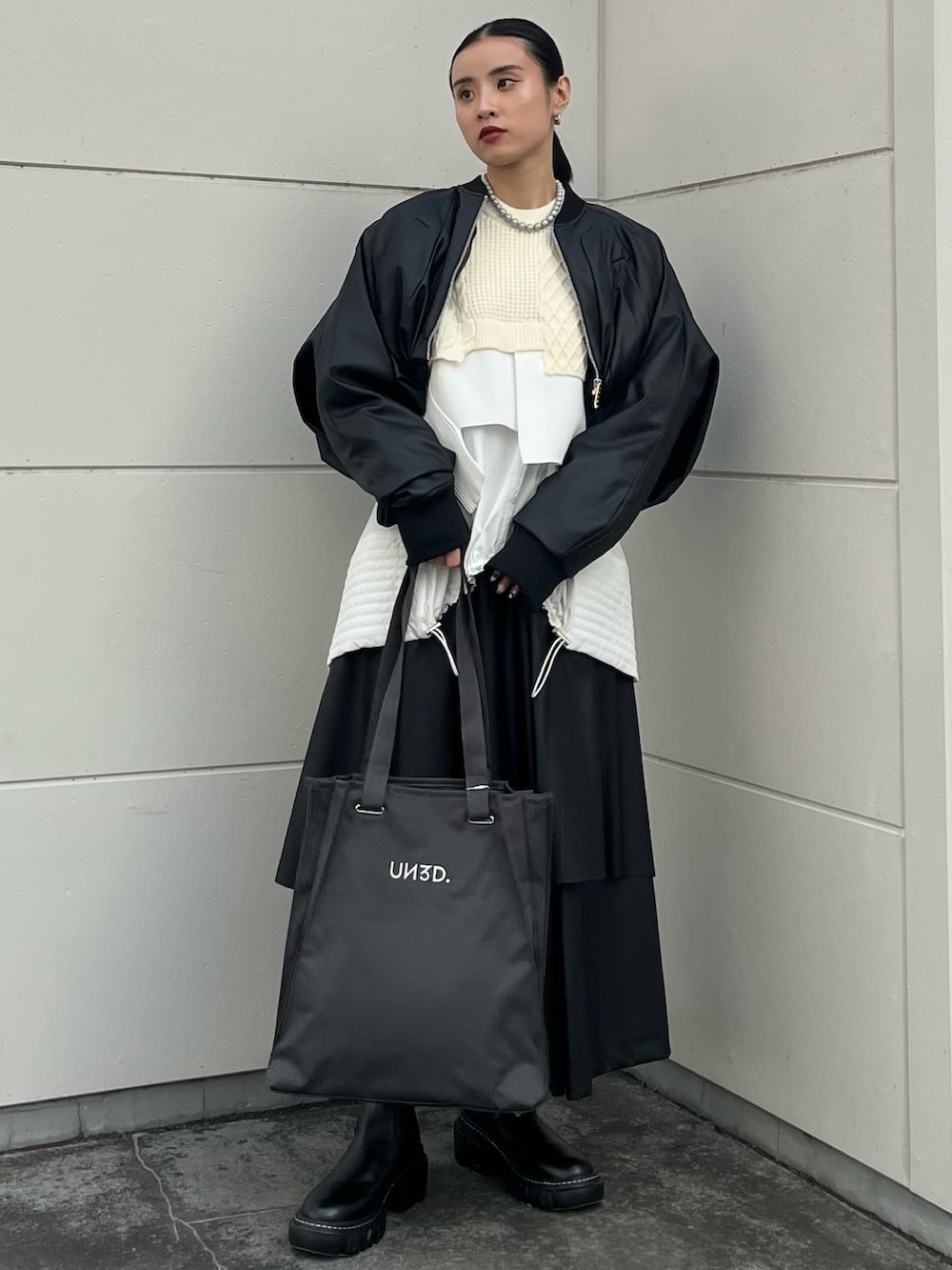 ブラック系のブーツ、ホワイト系のニット/セーター、ホワイト系のシャツ/ブラウスを着用したレディースの秋コーディネートの2枚目の写真