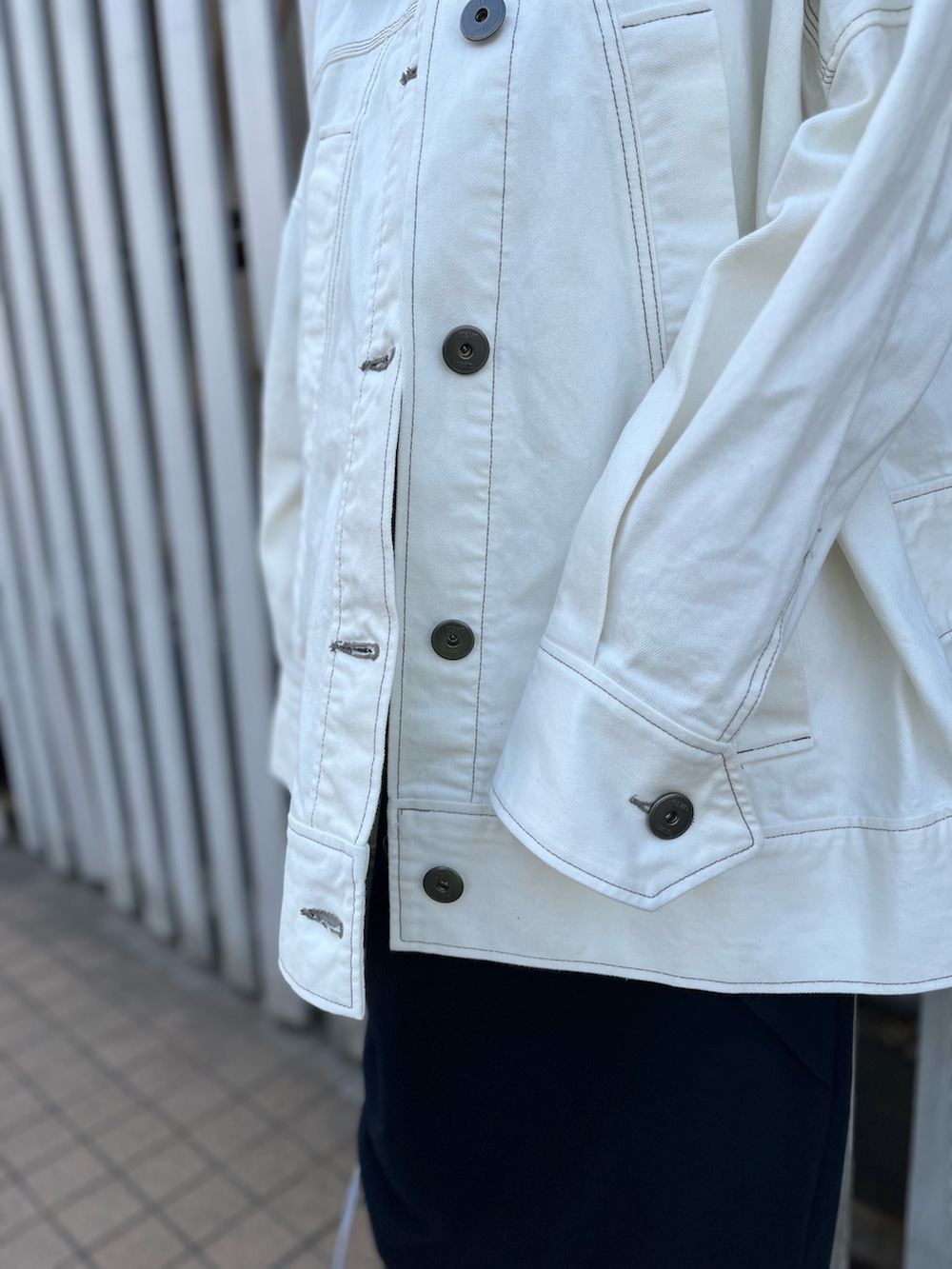 その他のワンピース、ホワイト系のデニムジャケット、シルバー系のブーツを着用したレディースの春コーディネートの7枚目の写真