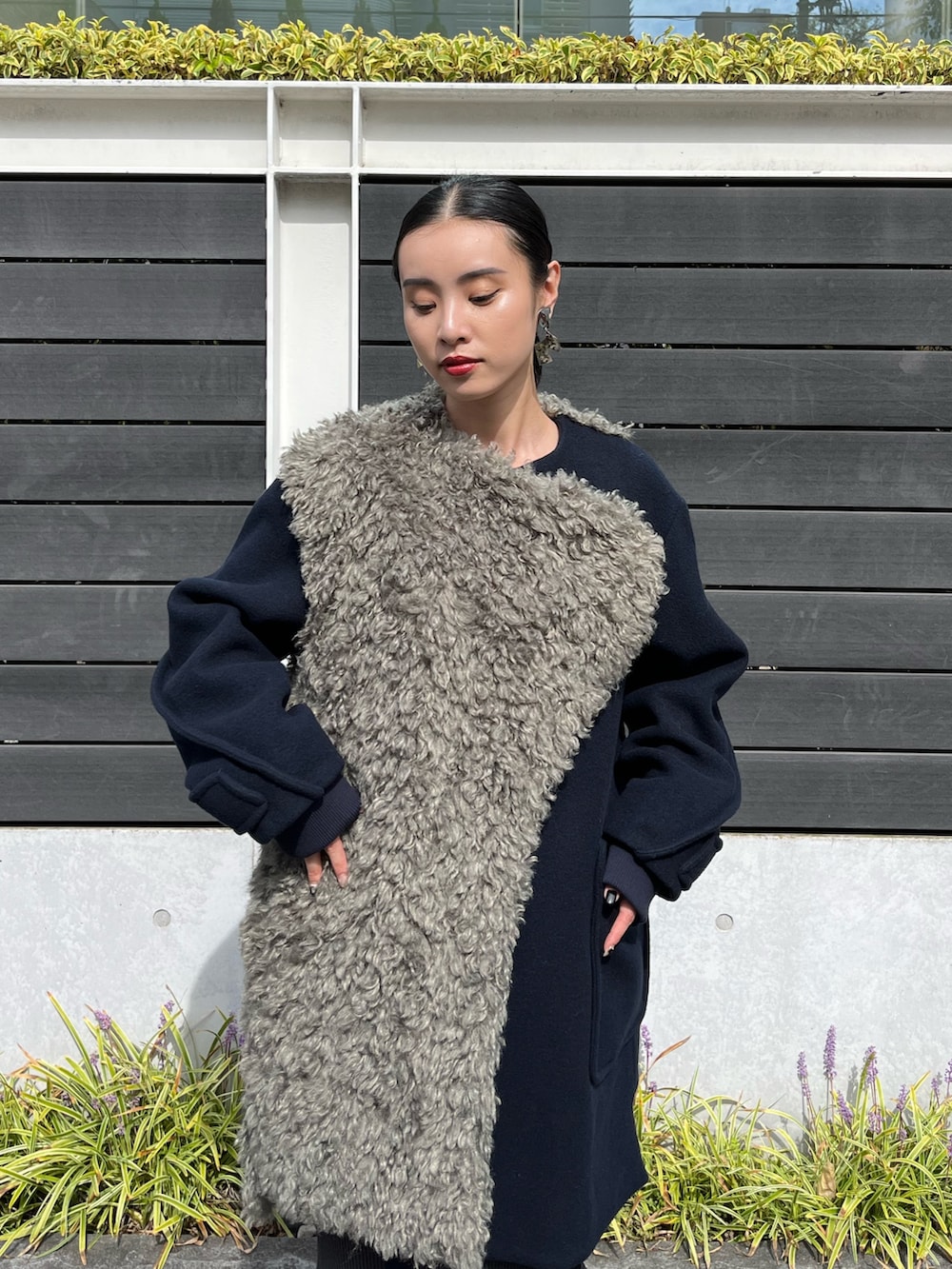 ブルー系のその他アウター、ブラック系のスカート、ブラック系のブーツを着用したレディースの秋コーディネートの6枚目の写真